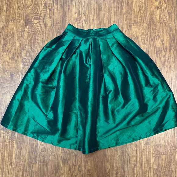Dresses & Skirts - Emerald green Pleated midi skirt